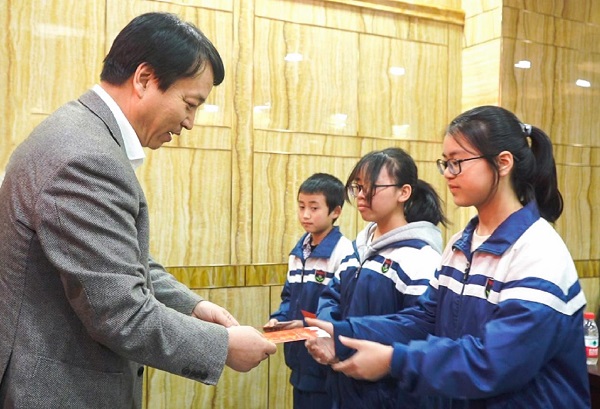 中國華融黨委副書記、監(jiān)事長胡建忠一行赴四川宣漢縣調(diào)研督導(dǎo)扶貧工作