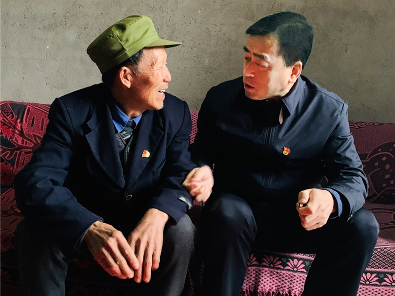 中國華融黨委書記、董事長王占峰一行赴宣漢縣調研督導定點扶貧工作